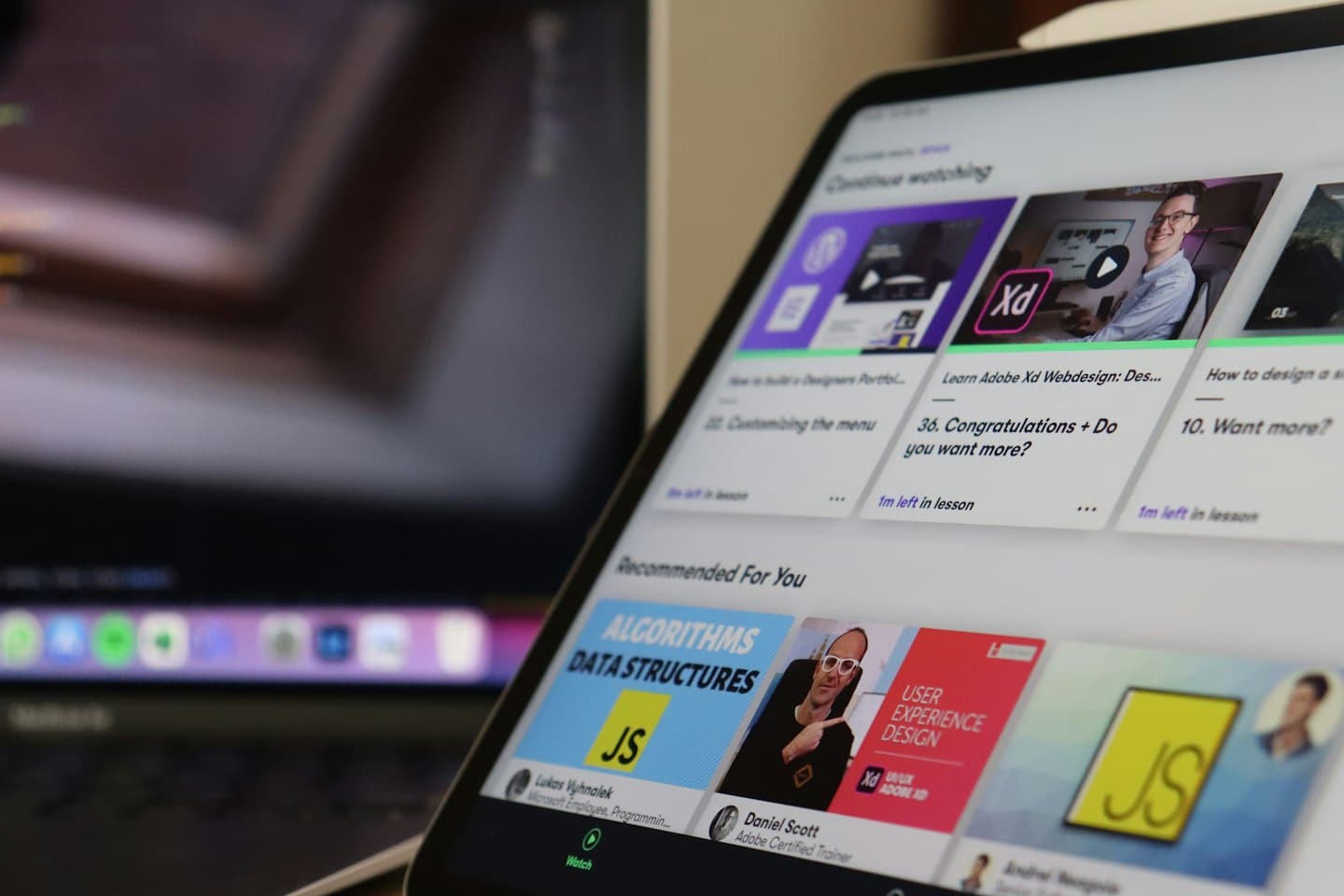 Tablet zobrazuje online vzdelávaciu platformu s miniatúrami kurzov.